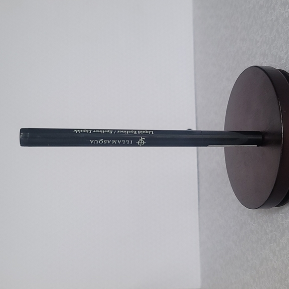 Illamasqua Liquid Eyeliner - Black - Picture 2 of 5